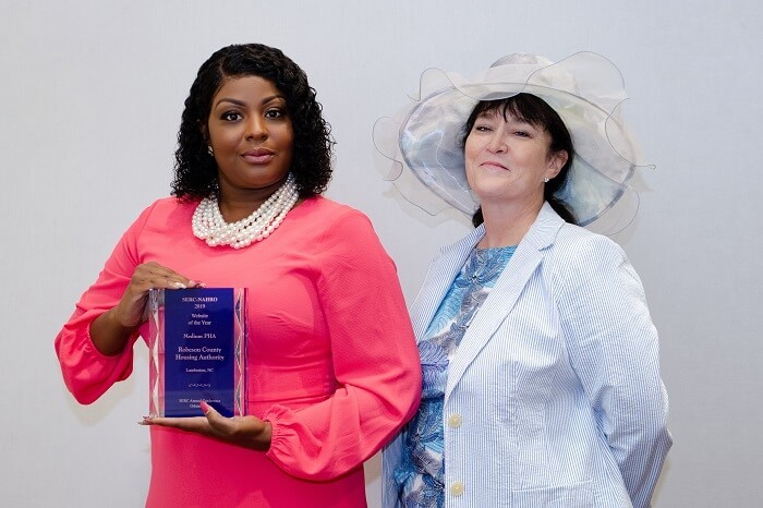 Niakeya and Jodie with Award